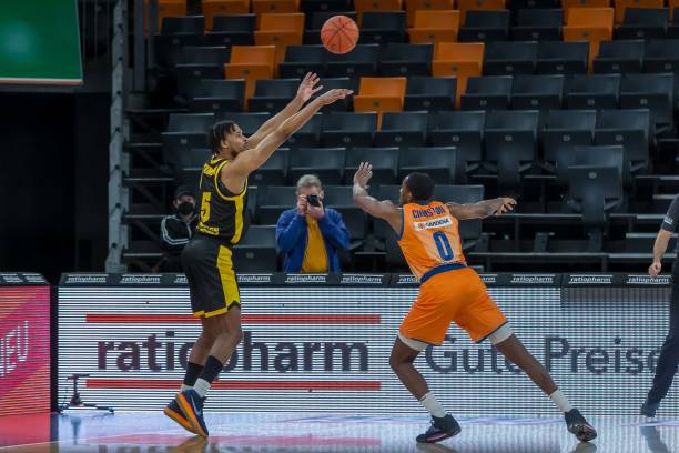 凭借丰富的 凭借丰富的